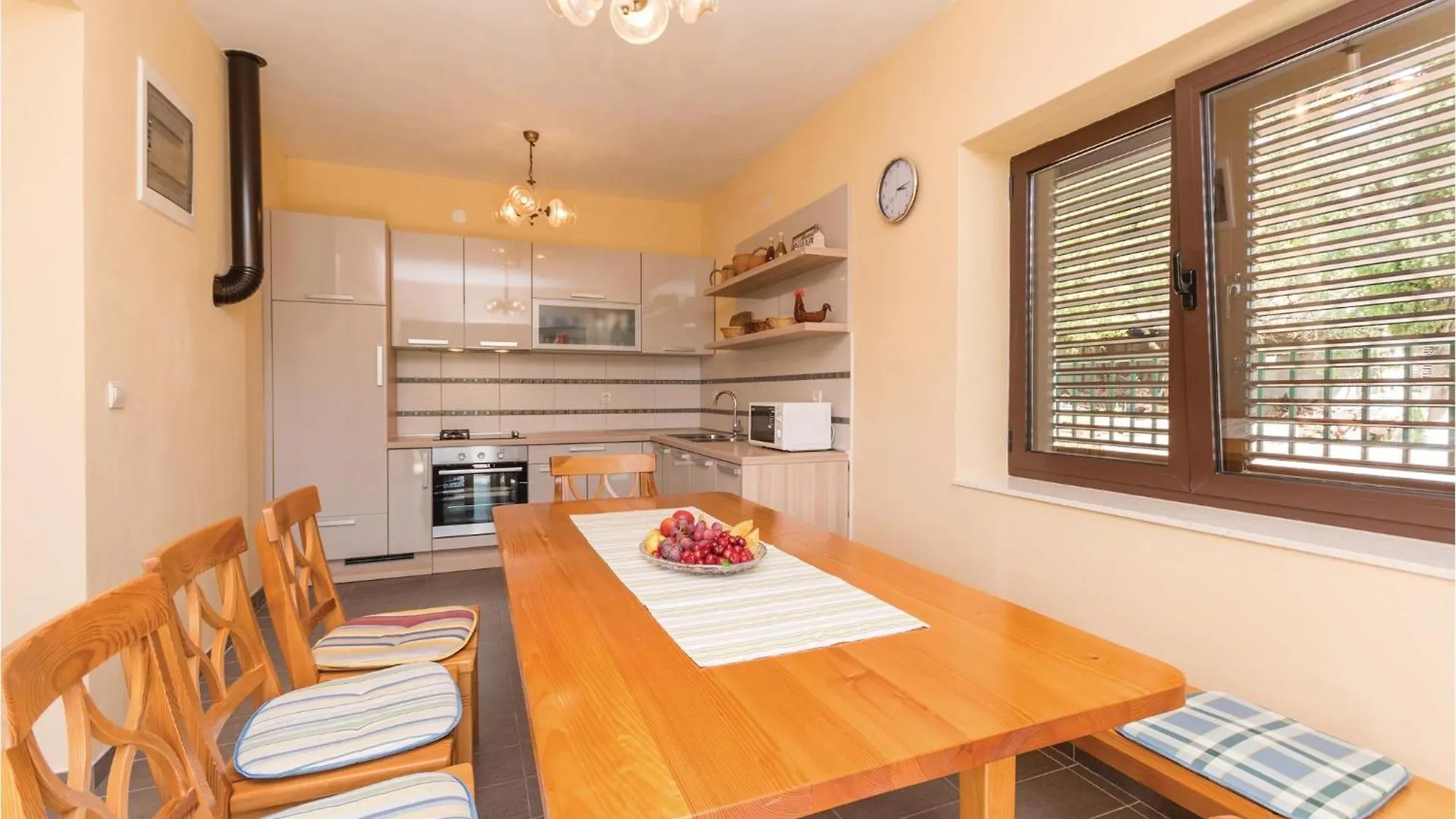 Gorgeous Home In Lisicic With Wifi Lisicici Holiday home